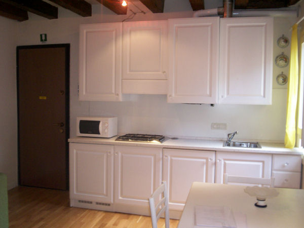 Fully equipped kitchenette
